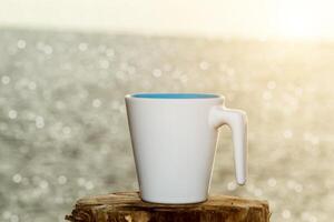 wit koffie mok Aan de strand. foto