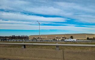 Washington, gelijkstroom, Verenigde Staten van Amerika - 12.13.2023 buitenkant visie van de Pentagon gebouw in Washington, gelijkstroom, Verenigde Staten van Amerika. de Pentagon is de hoofdkwartier gebouw van de ons afdeling van verdediging. foto