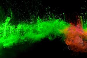 groene kleur poeder explosie wolk op zwarte background.green stof splash. foto