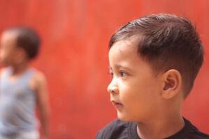 magelang,indonesië01 01 2024-portret van een Indonesisch weinig jongen Bij buitenshuis foto