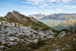 toerist pad met mooi dolomiet landschap in de achtergrond, dolomieten, Italië foto