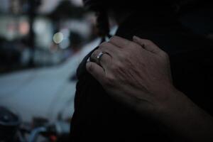 zilver ring Aan de ring vinger van een oud Mens foto