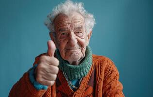 ai gegenereerd ouderen Mens geven duimen omhoog Aan blauw achtergrond, leeftijd aanvaarding concept foto