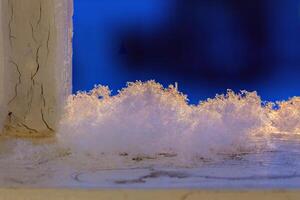 sneeuw vlokken Aan oud geschilderd hout met selectief focus foto