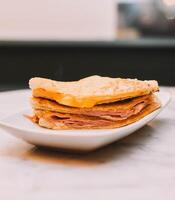 heet ham en kaas broodje, geroosterd met boter Aan brood foto