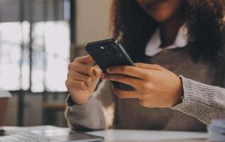 Aziatisch zakenvrouw werken Aan laptop computer kijken voor baan online, freelance op zoek en typen Aan notitieboekje Aan tafel, levensstijl van vrouw aan het studeren online foto