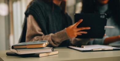 Aziatisch zakenvrouw werken Aan laptop computer kijken voor baan online, freelance op zoek en typen Aan notitieboekje Aan tafel, levensstijl van vrouw aan het studeren online foto