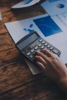 co-werkconferentie, zakelijke teamvergadering aanwezig, investeerderscollega's bespreken nieuw plan financiële grafiekgegevens op kantoortafel met laptop en digitale tablet, financiën, boekhouding, investeringen. foto