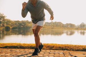 atleet loper voeten rennen Aan weg, joggen concept Bij buitenshuis. Mens rennen voor oefening.atleet loper voeten rennen Aan weg, jogging concept Bij buitenshuis. Mens rennen voor oefening. foto