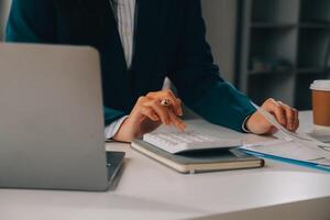 denken over hoe naar nemen de bedrijf naar technologisch hoogten. bijgesneden schot van een aantrekkelijk jong zakenvrouw werken in haar kantoor. foto