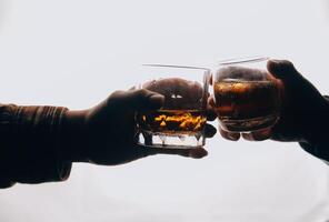 whisky spatten uit van glas, geïsoleerd Aan wit achtergrond foto