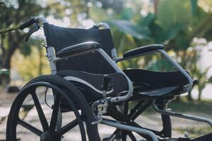 single rolstoel geparkeerd in ziekenhuis gang foto