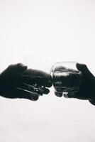 whisky spatten uit van glas, geïsoleerd Aan wit achtergrond foto