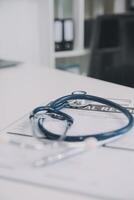 stethoscoop voor dokter controle Aan Gezondheid medisch laboratorium tafel achtergrond foto