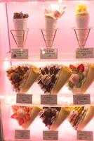 collage van afbeeldingen van verkoudheid zoet room krip met fruit , chocola , aardbei , koekje foto