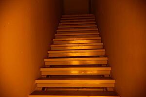 donker oranje gouden licht mysterieus verschrikking trap binnen de gebouw foto