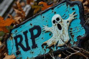 ai gegenereerd halloween spookachtig teken met schedel en geest Aan oud houten achtergrond foto