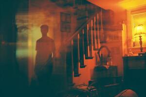 ai gegenereerd wazig liminaal achtergrond van silhouet van een Mens staand in de keuken Bij nacht. foto