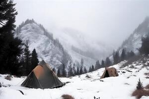 ai gegenereerd toerist tent kamp Bij sneeuw gedekt mistig hooglanden, neurale netwerk gegenereerd afbeelding foto