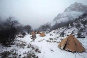 ai gegenereerd toerist tent kamp Bij sneeuw gedekt mistig hooglanden, neurale netwerk gegenereerd afbeelding foto