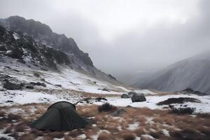 ai gegenereerd toerist tent kamp Bij sneeuw gedekt mistig hooglanden, neurale netwerk gegenereerd afbeelding foto