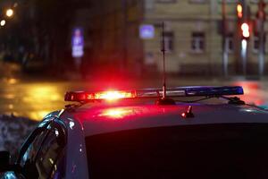 politie auto lichten 's nachts stadsstraat foto