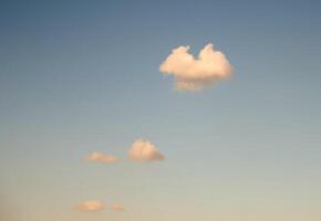 een blauw lucht met wolken vliegend foto