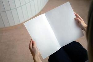 een boek met een blanco leeg Hoes mockup sjabloon foto