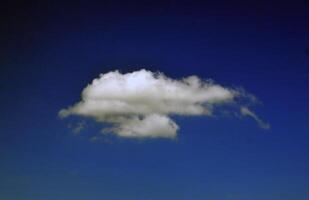 wit wolk geïsoleerd Aan een blauw lucht foto