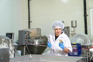 caucasion vrouw werken in een voedsel fabriek vervelend beschermend kleren en handschoenen. foto