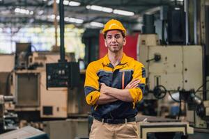 Kaukasisch ingenieur gebruik makend van een laptop in een fabriek. Mens werken in fabriek. foto