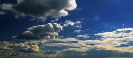 witte wolken in de blauwe lucht foto