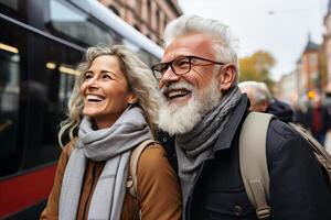 ai gegenereerd gelukkig ouderen paar op reis Aan bus met wazig achtergrond, perfect voor tekst plaatsing foto