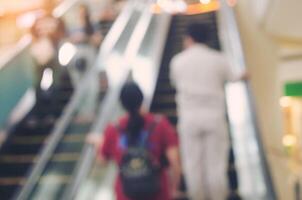 wazig beeld van boodschappen doen winkelcentrum en mensen voor achtergrond foto