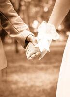 shows de liefde tussen de bruid en bruidegom zullen wandelen weg met een begrip en voor altijd - toon wijnoogst foto