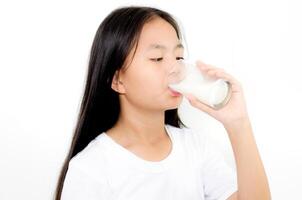 jong schattig meisje Aziatisch drinken melk foto