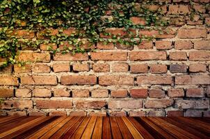 houten plank en bladeren Aan steen muur foto