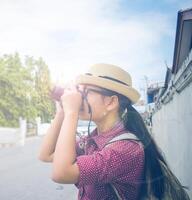 Aziatisch meisje leven naar nemen foto naar reizen