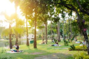 vervagen mensen activiteiten in de openbaar park in ochtend- foto