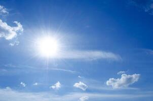 de zon schijnt helder in de dag in zomer. blauw lucht en wolken. foto