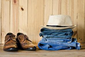 reizen,accessoires, jeans, hoeden, schoenen, klaar voor de reis Aan houten backgrond foto