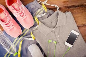 kleding accessoires voor de geschiktheid van Dames Aan hout verdieping foto