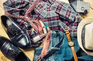 kleding van jong mannen verwijderen de ophoping. foto