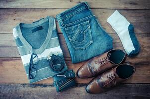 truien, jeans, sokken, schoenen, riemen, portemonnees, zonnebril, klaar voor reizen. foto