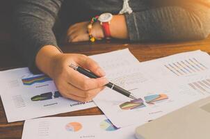 zakenman werken Aan een bureau numeriek analyse, financieel boekhouding. grafieken rekenmachine Aan laptop foto