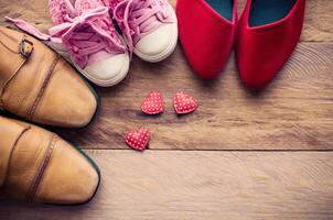 schoenen, drie paren van pa, mama, dochter - de familie concept foto