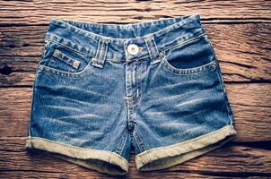 jeans shorts Aan de houten vloer. foto