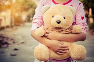 jong meisje Holding een teddy beer foto
