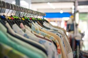 kleren hangende Aan houten hangers in een mode op te slaan. foto