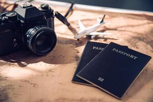 camera, vlak, paspoort zetten Aan een kaart -concept reizen foto